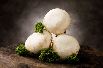 Funghi - Champignons su tavolo di legno