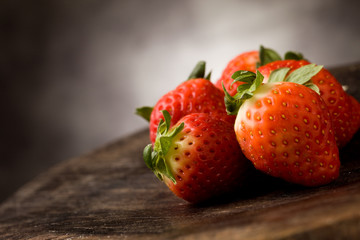 Fragole su tavolo di legno