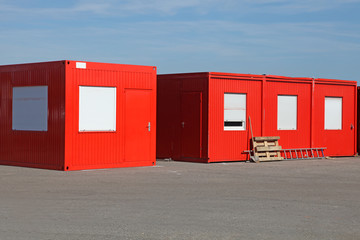 Vier rote Bürocontainer