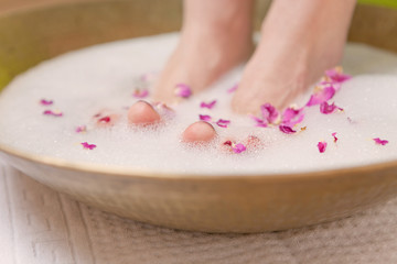 Obraz na płótnie Canvas piękne stopy w kąpieli różany