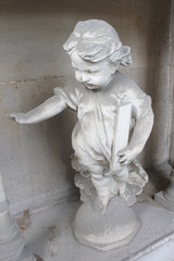 Statue d'ange, caveau du cimetière de Passy à Paris