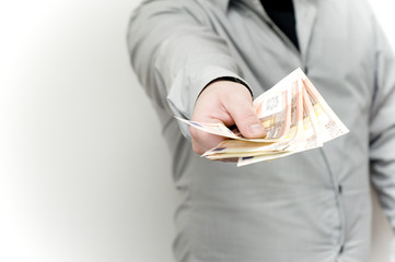 dando dinero