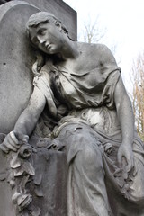 Statue sur une tombe du cimetière de Passy à Paris