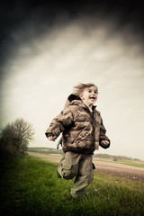 enfant garçon courir heureux bonheur nature chemin jouer avenir