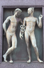 Statues hommes nues, caveau du cimeti&egrave;re de Passy &agrave; Paris