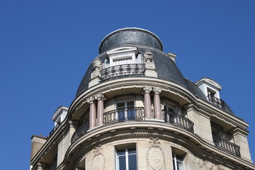 Fototapeta na wymiar Balcon d'un immeuble ancien du quartier de Passy à Paris