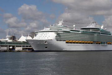Naklejka premium Cruise ship at the dock