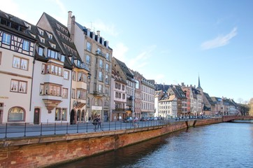 Fototapeta na wymiar les quais de Strasbourg