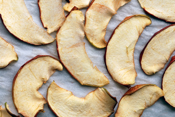 Drying apple chips on baking paper