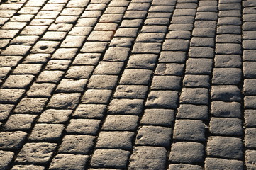 Stra&szlig;enpflaster im Gegenlicht