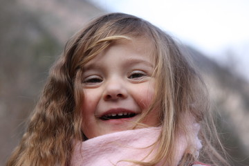 portrait de petite fille blonde souriante âgée de 2 ans et demi