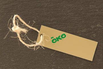 Öko-Etikett auf schwarzem Hintergrund