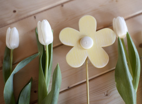 les tulipes et la fleur en bois