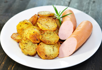 Teller, Wurst, Kartoffeln