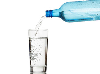 ein glas mit mineralwasser füllen