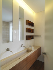 bagno moderno con doppio lavabo di marmo