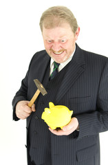Mann mit Sparschwein und Hammer