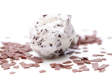 Stracciatella - Eine Kugel Eis mit Schokostückchen