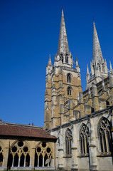Fototapeta na wymiar Dzwonnica katedry w Bayonne