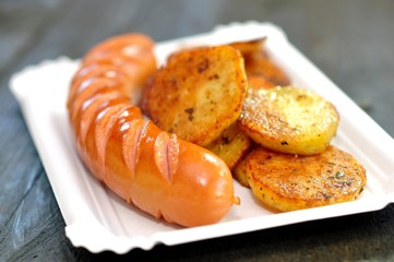 Bratwurst mit Bratkartoffeln