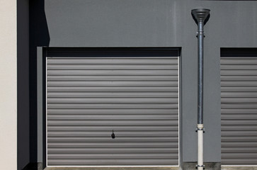 Portes de garage et gouttière