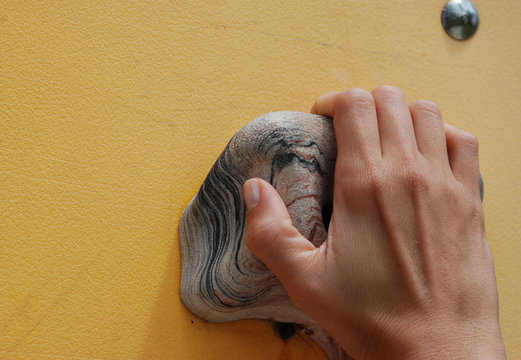 hands - close up di mano destra di donna su una presa