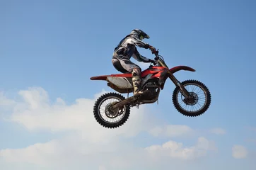 Poster de jardin Moto saut de cavalier de motocross, ciel bleu