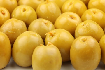 Aceitunas verdes en hilera