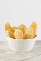 Cuenco con gajos de naranja