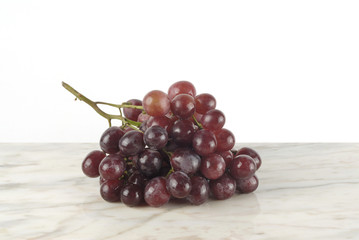 Racimo de uvas sobre mármol