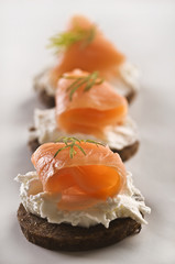 Kanapki z łososiem i twarożkiem © Justyna Kaminska