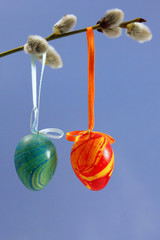 Weidenkätzchenzweig mit Ostereiern