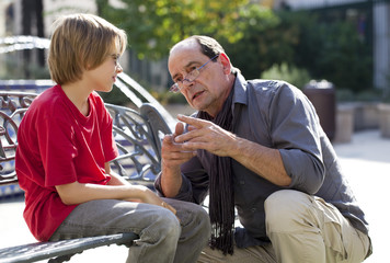 grand père discutant avec son petit fils