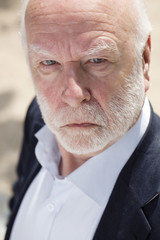 homme âgé au regard noir