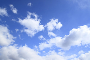 Obraz na płótnie Canvas Na białym błękitne niebo i chmury