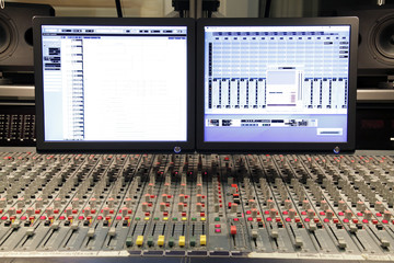 studiotechnik mischpult mit monitor im tonstudio