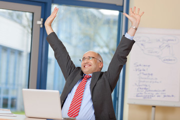 manager jubelt im büro