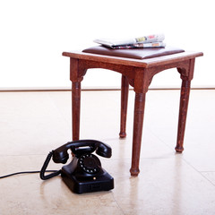 Schwarzes Tischtelefon mit Hocker 663 ausschn