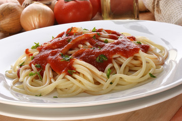 Spaghetti mit Tomatensosse und Petersilie