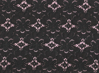 Dentelle noire sur fond rose.
