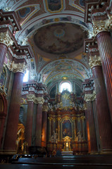 Fototapeta na wymiar wnętrze barokowego kościoła