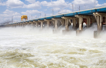 Fototapeta na wymiar Resetuj wody na hydroelektrowni na rzece