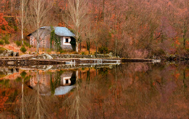 Reflejo de la casa del lago