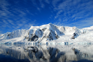 Fototapeta na wymiar antarctic continent with mirror reflection