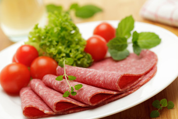 Salami mit Kirschtomaten