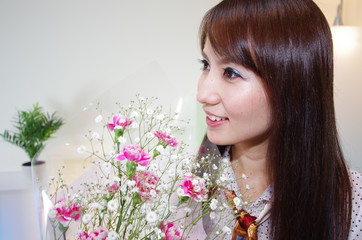 Naklejka premium 花のプレゼントを持った笑顔の女性