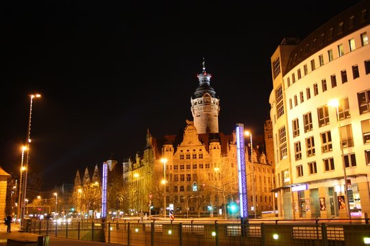 neues rathaus in leipzig bei nacht