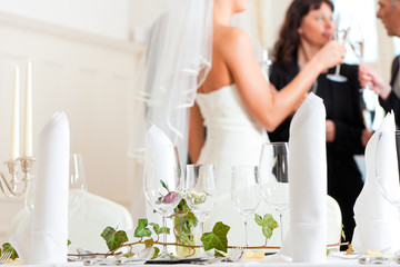 Hochzeitstisch auf einer Hochzeitsfeier