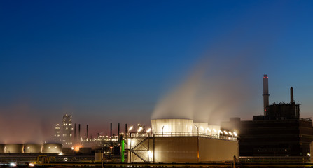 Obraz premium Kühlturme einer Energieanlage