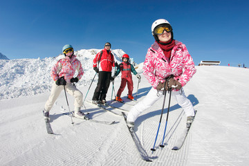 Ski famille avec mère et enfants